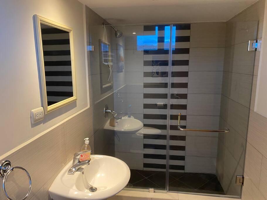 2 Rooms, 1 King Size Bed, 64" Smart Hdtv Ciudad Guatemala Eksteriør billede